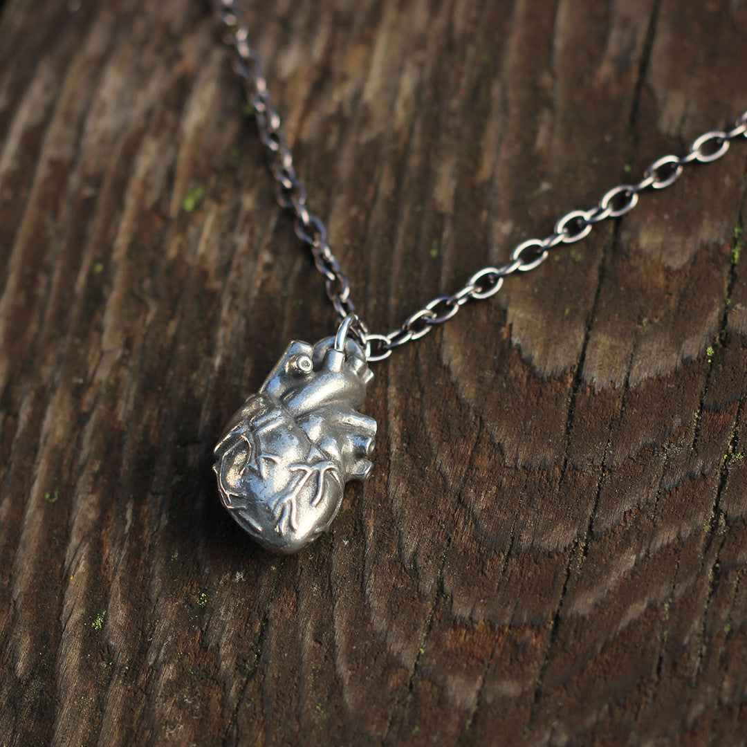 anatomical heart necklace pewter 02 46543.1454125687.1280.1280